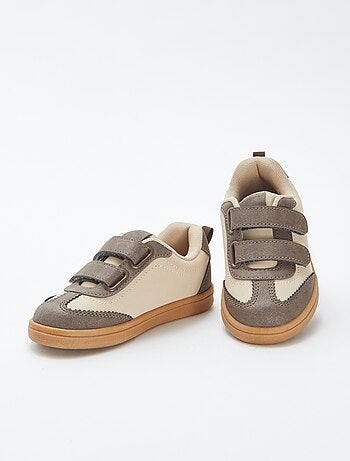 Ténis bicolores com tiras de velcro