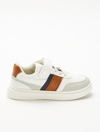 Ténis bicolores com velcro