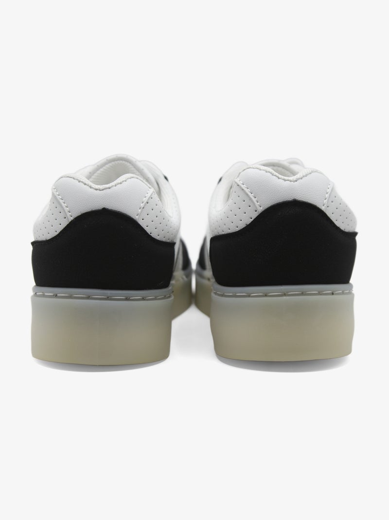 Ténis com atacadores Branco Preto - Kiabi