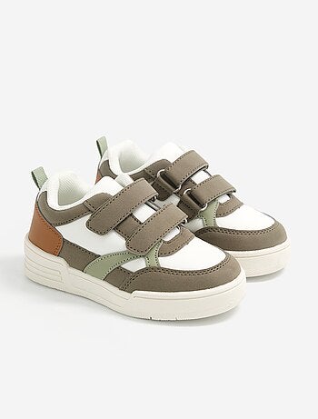 Ténis com fecho de velcro