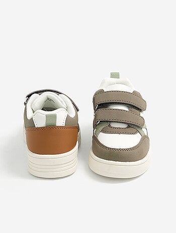 Ténis com fecho de velcro