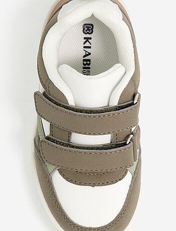 Ténis com fecho de velcro