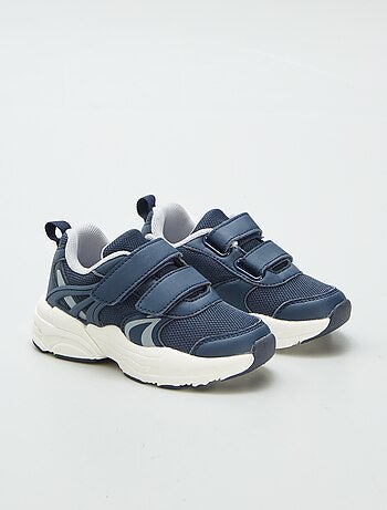 Ténis com tiras de velcro