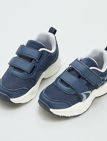 Ténis com tiras de velcro