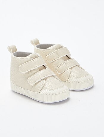 Ténis com tiras de velcro