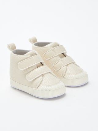 Ténis com tiras de velcro