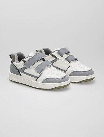 Ténis com tiras de velcro