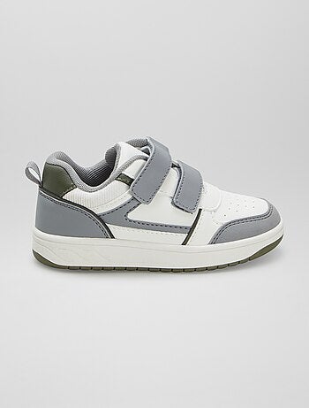 Ténis com tiras de velcro