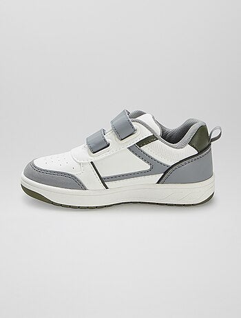 Ténis com tiras de velcro