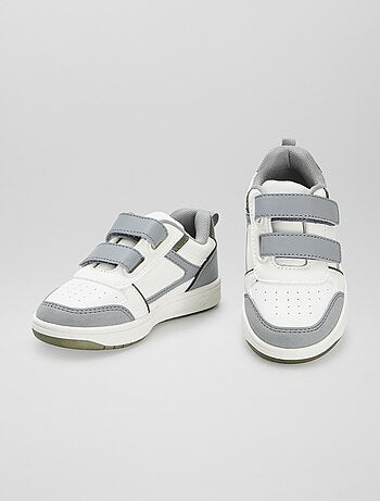 Ténis com tiras de velcro