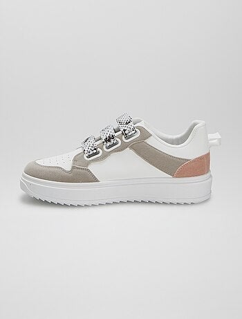 Ténis com tiras de velcro com sola grossa