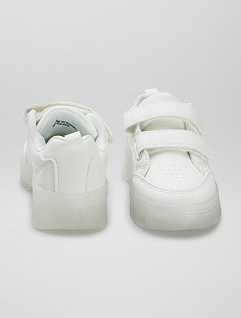 Ténis com tiras de velcro com sola translúcida