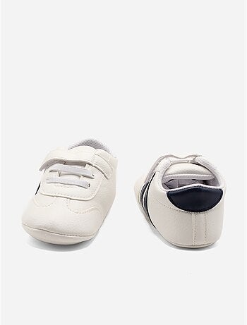 Ténis com velcro