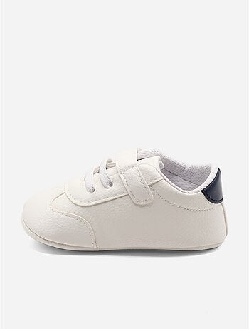 Ténis com velcro