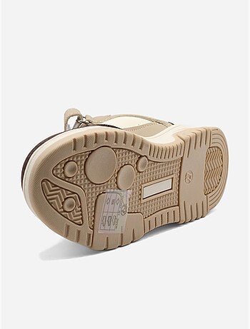 Ténis com velcro
