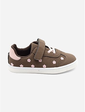 Ténis com velcro