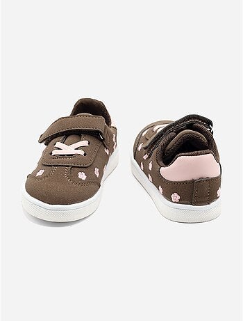 Ténis com velcro