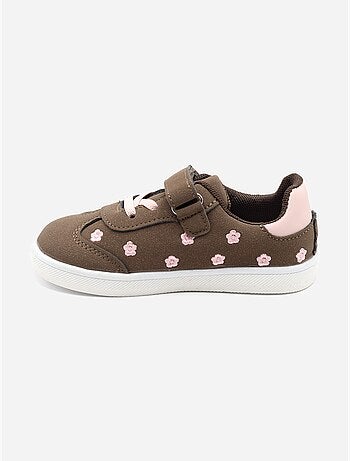 Ténis com velcro