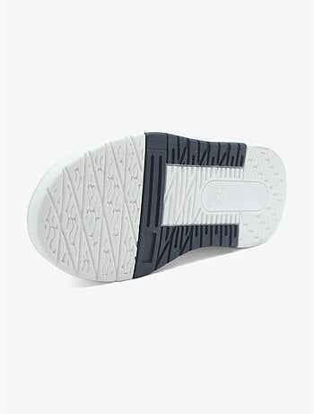 Ténis com velcro