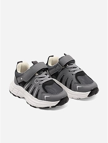 Ténis com velcro