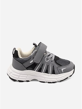Ténis com velcro