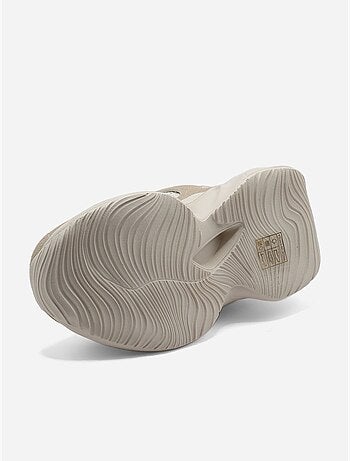 Ténis com velcro
