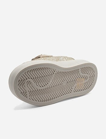Ténis com velcro