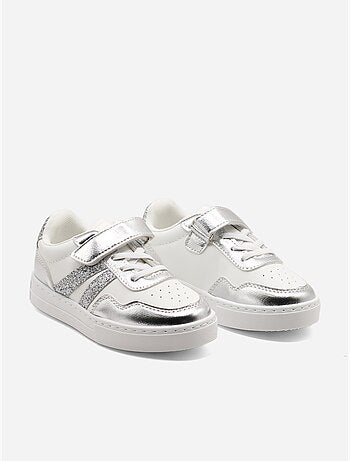 Ténis com velcro