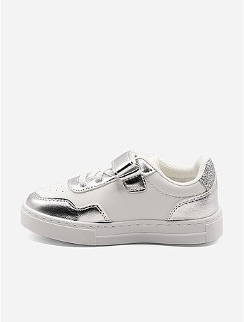 Ténis com velcro