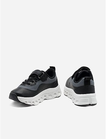 Ténis com velcro