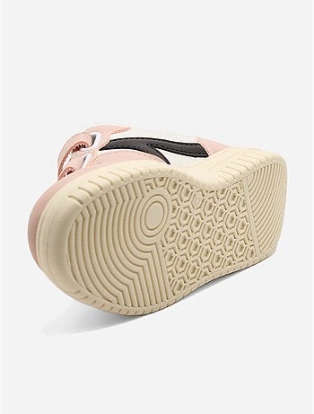Ténis com velcro