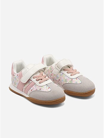 Ténis com velcro