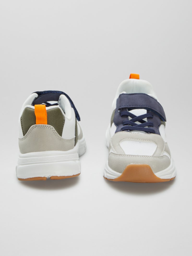 Ténis de corrida com tira de velcro e atacadores elásticos CINZA - Kiabi