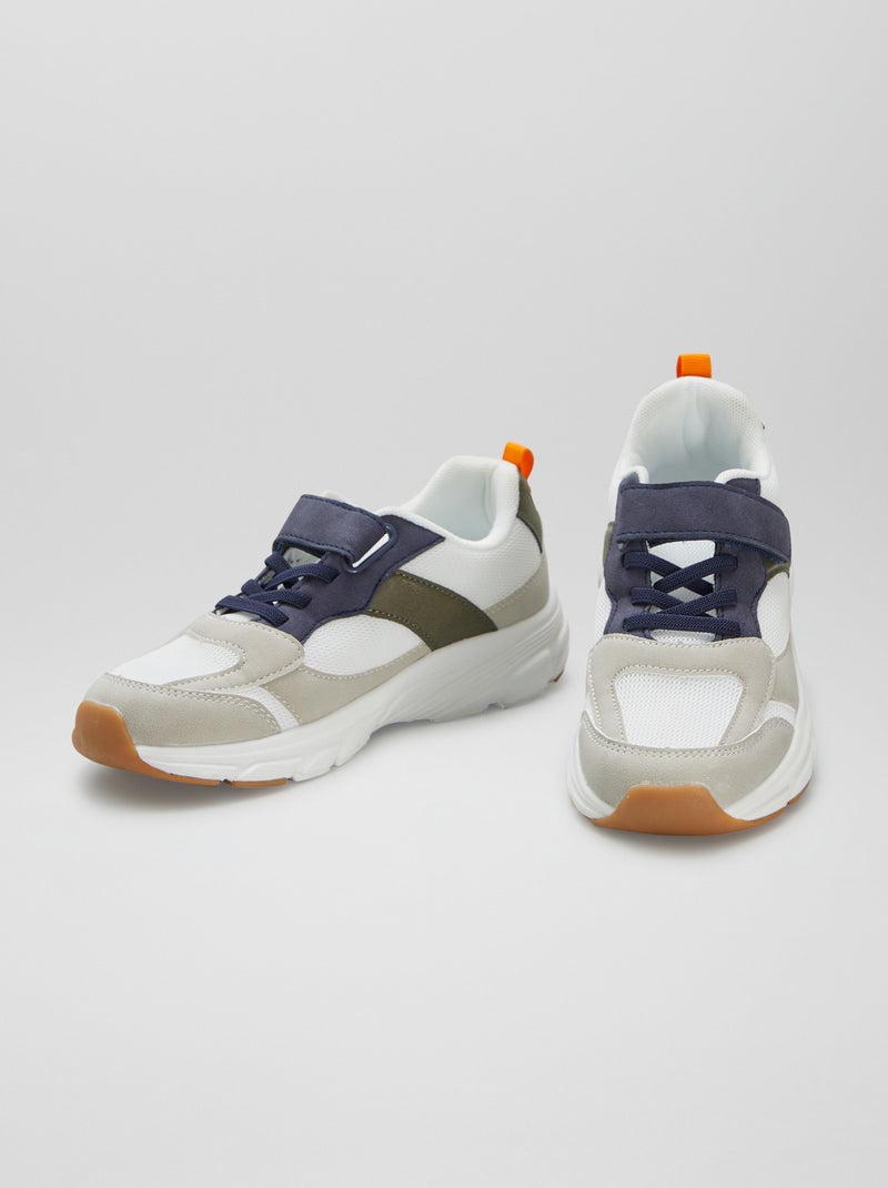 Ténis de corrida com tira de velcro e atacadores elásticos CINZA - Kiabi