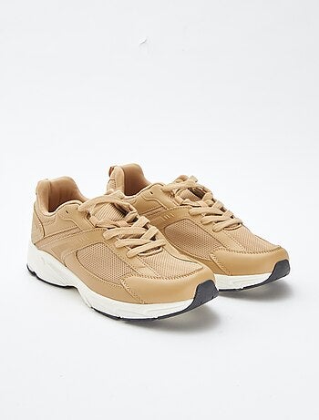 Ténis de corrida em malha