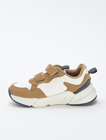 Ténis estilo corrida com velcros