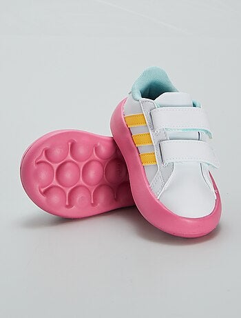 Ténis multicoloridos 'Disney' da 'Adidas'