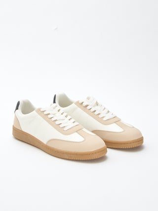 Ténis rasos bicolores com atacadores