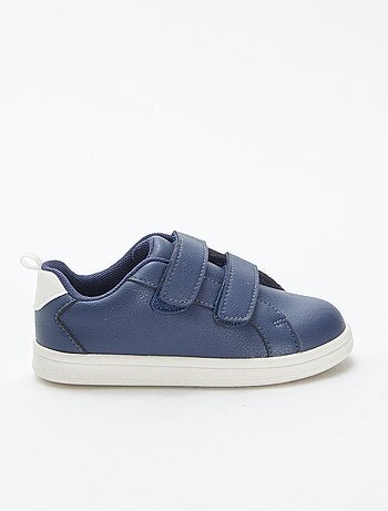 Ténis rasos com 2 tiras de velcro