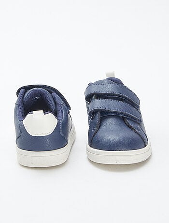 Ténis rasos com 2 tiras de velcro