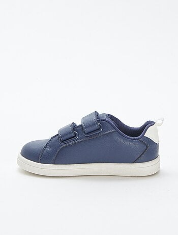 Ténis rasos com 2 tiras de velcro