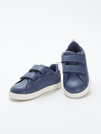 Ténis rasos com 2 tiras de velcro