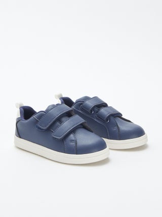 Ténis rasos com 2 tiras de velcro