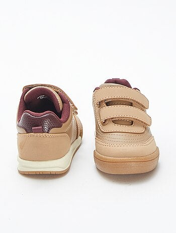 Ténis rasos com 2 tiras de velcro
