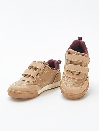 Ténis rasos com 2 tiras de velcro