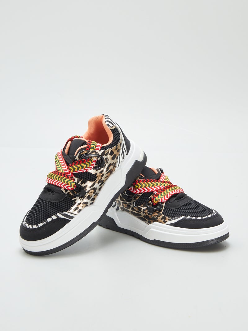 Ténis rasos com sola grossa e atacadores elegantes PRETO - Kiabi