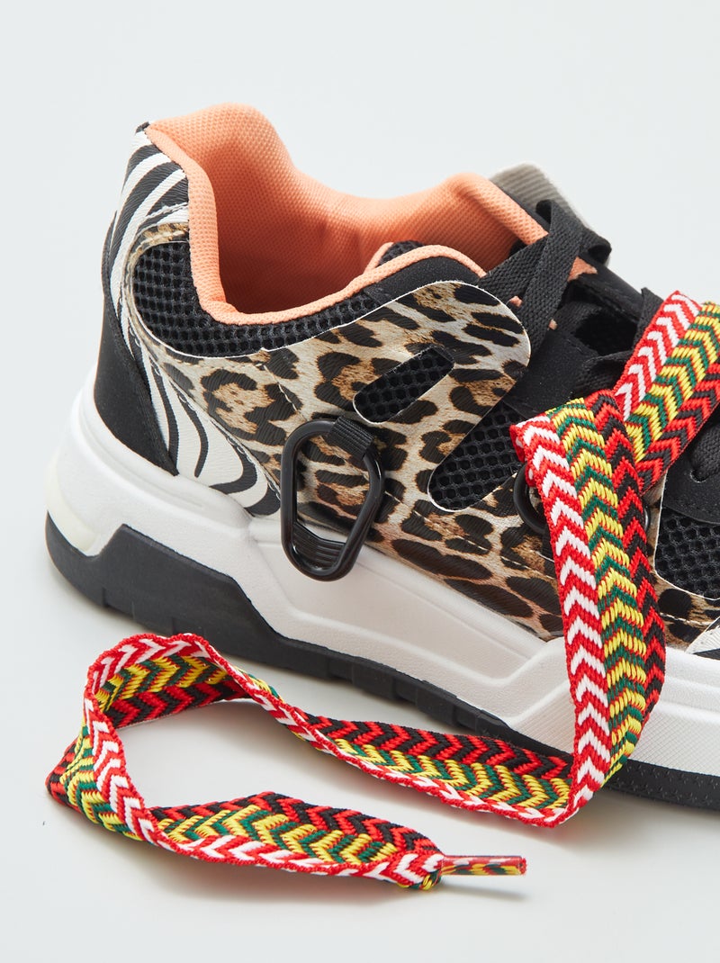 Ténis rasos com sola grossa e atacadores elegantes PRETO - Kiabi