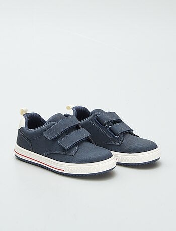Ténis rasos com tiras de velcro