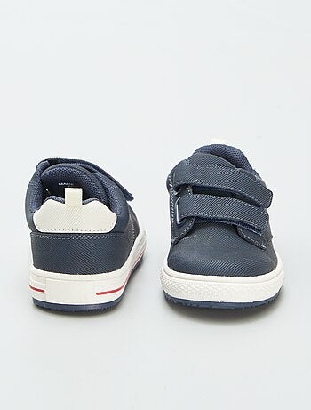 Ténis rasos com tiras de velcro