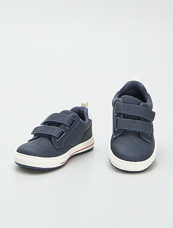 Ténis rasos com tiras de velcro